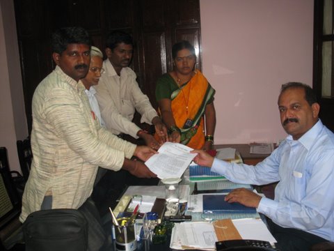 Chandrakant Pandit, Niranjan Chodankar, Rajashree Gadekar-submitting Memorandum to MMC Chairperson